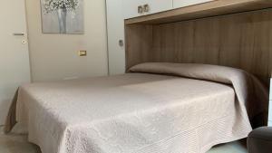 a bed with a wooden headboard in a bedroom at VILLETTA SANTA LUCIA in Marina di Campo +11 photos