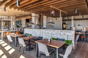 Restoran atau tempat lain untuk makan di Cambria Hotel Washington DC Navy Yard Riverfront