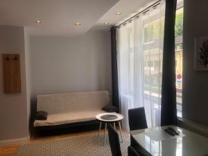 Łóżko lub łóżka w pokoju w obiekcie Leonia- Apartamenty i Pokoje Gościnne
