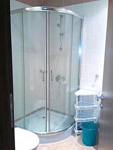 y baño con ducha y puerta de cristal. en Apartment at St. Nicholas Complex-Gora, en Chernomorets