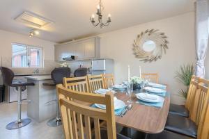 uma sala de jantar e cozinha com mesa e cadeiras em Town Square Townhouse - Best Location in Galway em Galway