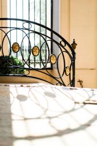 a black bench sitting in front of a window at Château du Domaine du Réveillon in Entrains-sur-Nohain