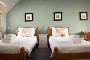 Tempat tidur dalam kamar di The Royal Oak Hotel