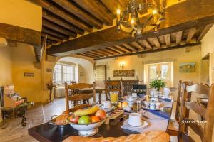 - une salle à manger avec une table et des fruits dans l'établissement Château du Marais, à Gimouille