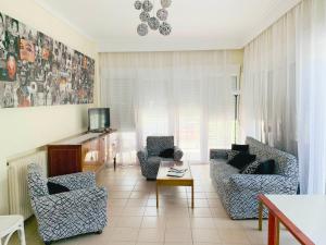 A seating area at Anna's 3 Rooms Apartment Nei Epivates Beach