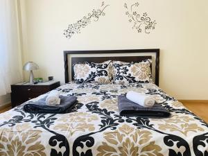 A bed or beds in a room at Anna's 3 Rooms Apartment Nei Epivates Beach