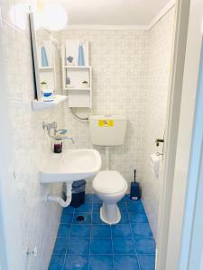 A bathroom at Anna's 3 Rooms Apartment Nei Epivates Beach Még 25 kép
