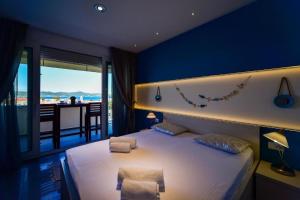 ein Schlafzimmer mit großem Bett und Balkon in der Unterkunft Aurora & Tramonto in Zadar