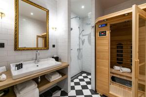 uma casa de banho com um lavatório e um espelho em Mondragon em Zierikzee