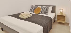 Giường trong phòng chung tại Phaedrus Living City Center Luxury Flat Skoufa