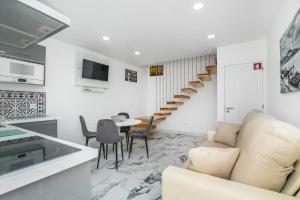 a living room with a couch and a table at Maredimo Village Casa 6 in Porto