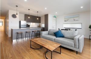 Captains Cove 1st Floor Spa Luxury Apartments - Free Netflix tesisinde bir oturma alanı