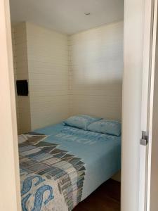 オーステンデにあるSantiago seaviewの小さなベッドルーム(ベッド1台付)