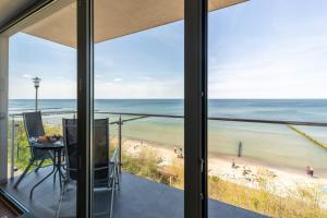 desde el balcón de una casa con vistas a la playa en Na Klifie - Apartamenty KOMFORT, widok na morze, parking en Ustronie Morskie