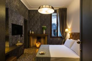 a hotel room with a bed and a fireplace at Riva del Vin BOUTIQUE HOTEL in Venice