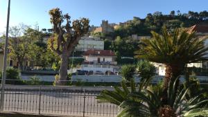 uma vista para uma cidade com uma casa numa colina em Villetta bifamiliare a 400m dal mare em Cupra Marittima