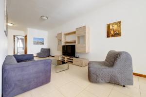 - un salon avec un canapé, deux chaises et une télévision dans l'établissement Modern 3 Bedroom Apartment in Central Sliema, à Sliema