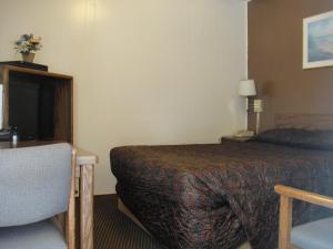 En eller flere senger på et rom på California Motel