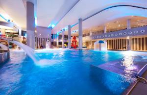 a swimming pool in a hotel with a fountain at VacationClub – Wisus Apartament 19 in Świnoujście