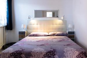 トッレ・リナルダにあるResidenza La Torreのベッドルーム1室(大型ベッド1台、大型ヘッドボード付)
