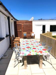 una mesa con una manta colorida en el patio en Coolfinn Cottage, en Ballycastle