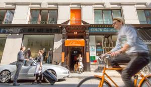 Ein Mann, der auf einer Stadtstraße Fahrrad fährt in der Unterkunft Hollmann Beletage Design & Boutique Hotel in Wien