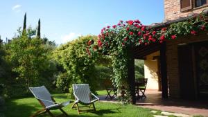 A garden outside CASETTA SELVELLA 4&1, Emma Villas