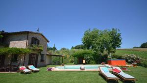 A garden outside CASETTA SELVELLA 4&1, Emma Villas