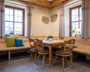 una sala da pranzo con tavolo e sedie in legno di Gasthof Adler a Oberteuringen