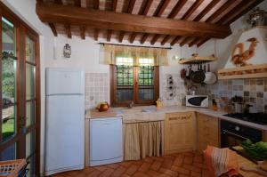 A kitchen or kitchenette at CASETTA SELVELLA 4&1, Emma Villas