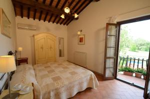 A bed or beds in a room at CASETTA SELVELLA 4&1, Emma Villas