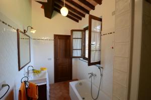 A bathroom at CASETTA SELVELLA 4&1, Emma Villas
