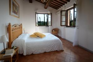 A bed or beds in a room at CASETTA SELVELLA 4&1, Emma Villas