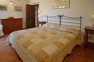 A bed or beds in a room at CASETTA SELVELLA 4&1, Emma Villas