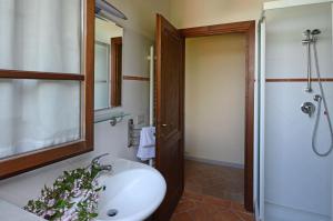 A bathroom at CASETTA SELVELLA 4&1, Emma Villas Még 23 kép