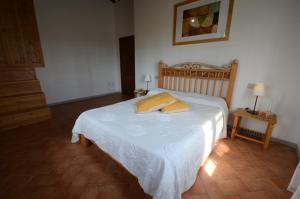 A bed or beds in a room at CASETTA SELVELLA 4&1, Emma Villas