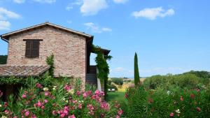 A garden outside CASETTA SELVELLA 4&1, Emma Villas