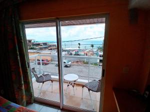 een balkon met een tafel en stoelen bij Flat 305 - Flat no Vip Praia Hotel in Natal