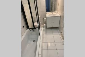 Koupelna v ubytování Esprit Luxe .... au coeur de Mulhouse + 35 fotografií