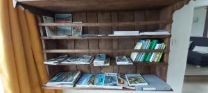 una estantería llena de libros en La Pichardière, en Beauchamps