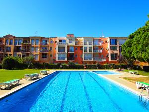 a large swimming pool in front of a building at Apartamento Gran Reserva Beach-3 in Empuriabrava