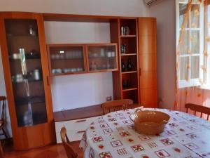 une salle à manger avec une table et quelques étagères dans l'établissement Valery Salento, à Nardò