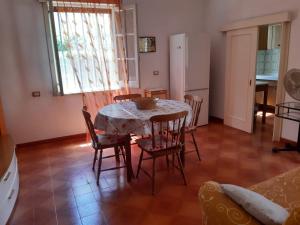 - une cuisine et une salle à manger avec une table et des chaises dans l'établissement Valery Salento, à Nardò