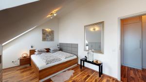 een slaapkamer met een bed en een spiegel bij Central Home Budapest in Boedapest