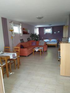 ein Wohnzimmer mit einem Sofa und einem Tisch in der Unterkunft Ferienwohnung Sonne 11 in Weisbrunn