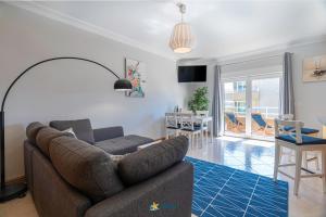 a living room with a couch and a dining room at Rotunda da Marina in Portimão