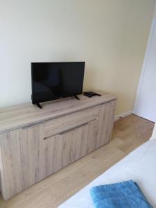 En tv och/eller ett underhållningssystem på chez Myla chambre avec tv écran plat et salle de bain privative