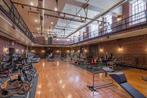 - une salle de sport avec de nombreux tapis de course et vélos d'exercice dans l'établissement Sosuite at West Lofts - West Philadelphia, à Philadelphie