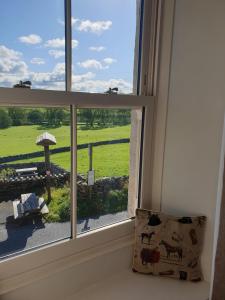 a window with a view of a green field at The New Inn in Skipton