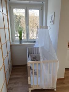 Łóżko lub łóżka w pokoju w obiekcie FAMILY APARTMENT LINZ Wohnen mit Garten am Fusse des Pöstlingbergs TOP LAGE Villenviertel